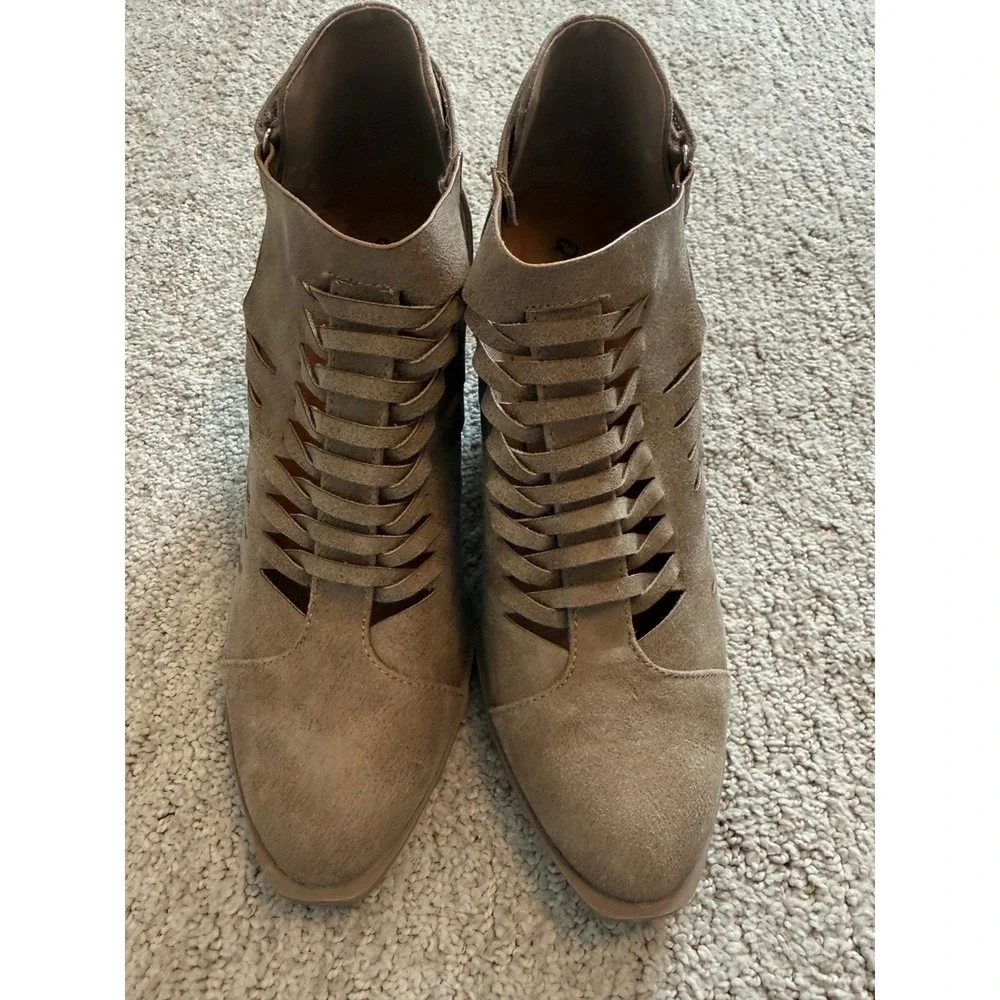Qupid Taupe Suede Cutout Ankle Bootie Heel Sz 6 –‎ Cute Western Boho Vibes